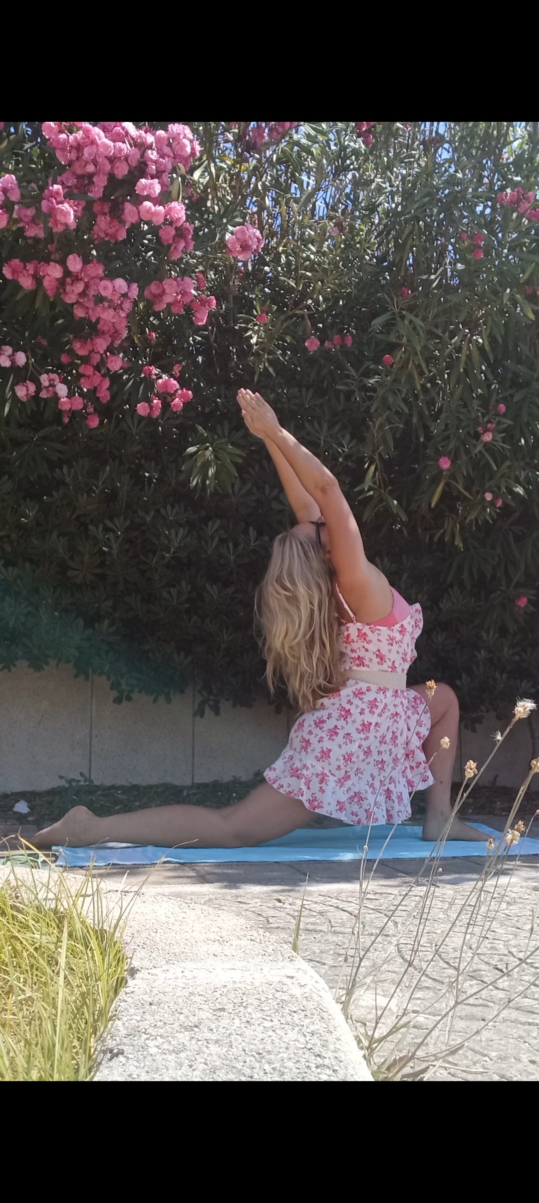Yoga bland blommor