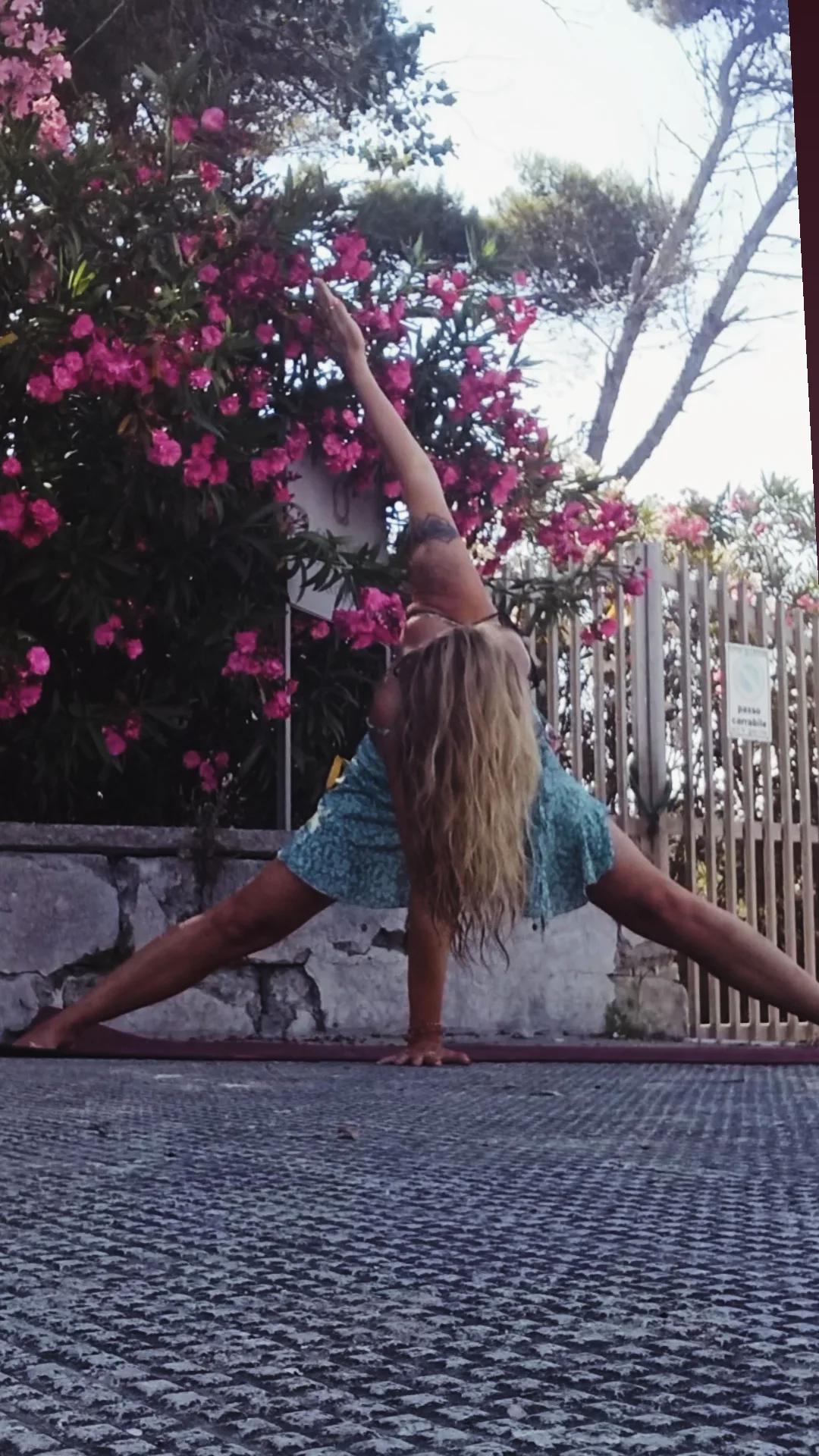 Yoga bland blommande oleander, Linda i en djup stretch-position